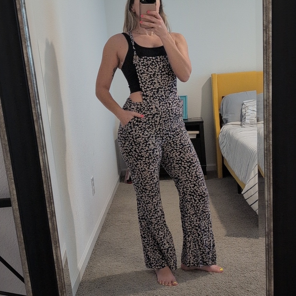Kittenish Daisy Print Romper Jumpsuit Flare Leg Overalls Sleeveless
